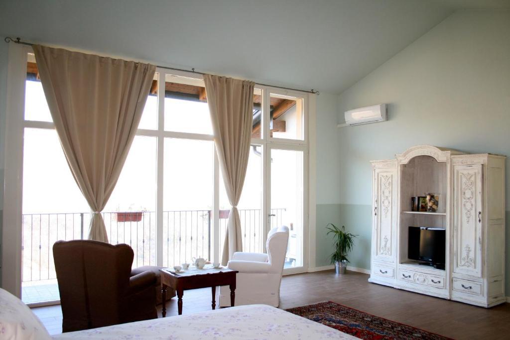 Trezzo Tinella B&B Mario & Mario الغرفة الصورة